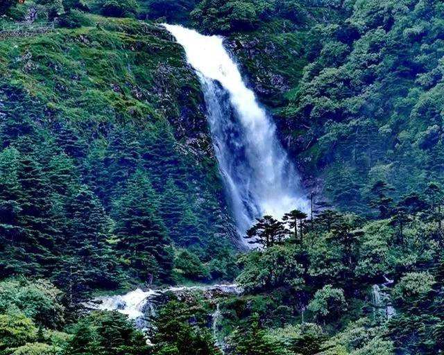 昆明周邊游 | 初秋來(lái)這里看高山瀑布群，飛珠濺玉、萬(wàn)練穿空！